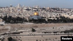Pogled na Kupolu na stijeni u kompleksu poznatom muslimanima kao Al-Haram al-Sharif, a Jevrejima kao brdo hrama, u Starom gradu, Jeruzalem. Plemenito svetište, dom džamije Al-Aksa i kultne zlatne Kupole na stijeni, treće je najsvetije mjesto u islamu.