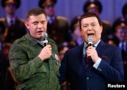 Російський співак, депутат Державної думи Росії Йосип Кобзон (праворуч) і так званий «прем’єр» угруповання «ДНР» Олександр Захарченко, Донецьк, 27 жовтня 2014 року
