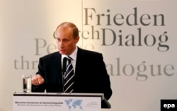 Ruski predsjednik Vladimir Putin drži govor na 43. Minhenskoj konferencija o bezbjednosnoj politici u februaru 2007.