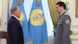 Нурсултан Назарбаев в бытность президентом присвоил своему племяннику Самату Абишу, заместителю председателя КНБ, специальное звание генерал-майор национальной безопасности. У Абиша были орден «Данқ» II степени и многочисленные медали, которых его лишили в 2024 году 