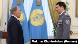 Нурсултан Назарбаев в бытность президентом присвоил своему племяннику Самату Абишу, заместителю председателя КНБ, специальное звание генерал-майор национальной безопасности. У Абиша были орден «Данқ» II степени и многочисленные медали, которых его лишили в 2024 году 