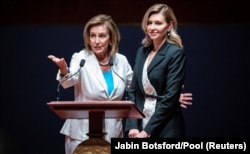 Predsjedavajuća Zastupničkog doma američkog Kongresa Nancy Pelosi (lijevo) i prva dama Ukrajine Olena Zelenska na sastanku s članovima Kongresa na Capitol Hillu u Washingtonu, 20. juli 2022.