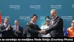 Predsednik kompanije "Hestia" Ju Jong i Željko Sertić nakon potpisivanja ugvora o Železari u Smederevu