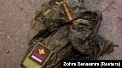 Російська військова форма на дорозі в селі Дмитрівка під Києвом, яке звільнили ЗСУ, знищивши у цьому селі колону російської бронетехніки, 1 квітня 2022 року (ілюстраційне фото)