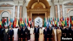 Donald Trump sa saudijskim kraljem salmanom i liderima arapskih zemalja