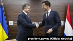 Ukrainian President Petro Poroshenko (left) and Dutch Prime Minister Mark Rutte have been negotiating over the EU's free-trade agreement with Ukraine (file photo).
