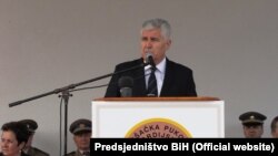 Činjenica je da je Čović jedan od brojnih bh. zvaničnika koji je dočekivao osuđene upravo pred Tribunalom