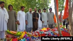 د مشال خان پلار له نورو کسانو سره د مشال خان پر قبر