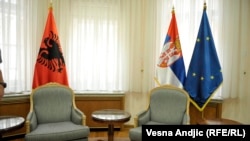 Istinska komunikacija i saradnja između Srba i Albanaca svedena je tek na oaze, tačnije napore entuzijasta