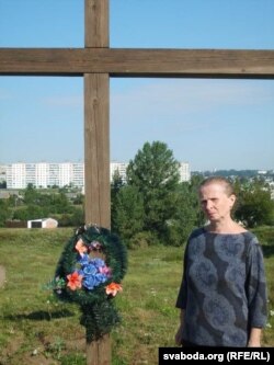 Ларыса Шукайла каля памятнага крыжа ў Магілёве, лета 2015
