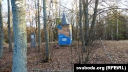 Два памятныя знакі на фоне бязьлюдзьдзя