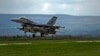 Un avion de luptă F16 decolează de la Baza Aeriană Câmpia Turzii, pe 10 aprilie 2014 - fotografie generică.
