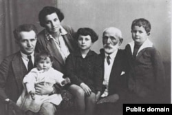 Семья: Давид и Полина, дочь Ренана (на руках), дочь Геула, Авигдор Грин (отец Д.Бен-Гуриона) и Амос Бен-Гурион
