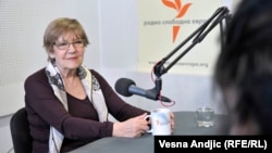Pešić: Po svaku cenu izaći na izbore i glasati za opozicionog kandidata (na fotografiji: Vesna Pešić u beogradskom studiju RSE, mart 2017.)