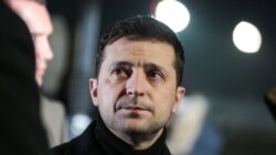 Predsjednik Volodimir Zelenski čeka susret s oslobođenim Ukrajincima nakon njihovog dolaska na aerodrom izvan Kijeva 29. decembra.