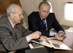 Ruski predsednik Vladimir Putin s veteranom iz Drugog svetskog rata na putu predsedničkim avionom na svečanost obeležavanja 60. godišnjice oslobađanja Aušvica 2005. godine.