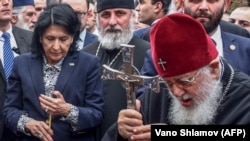 Gruzijska predsjednica Salome Zurabišvili (lijevo) i patrijarh gruzijske pravoslavne crkve Ilija II sudjeluju u molitvi tokom ceremonije komemoracije u Tbilisiju.