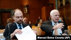 Ruski opozicioni aktivista Vladimir Kara-Murza (levo) i senator Džon Mekejn pripremaju se za svedočenje na saslušanju odbora Senata o Rusiji, 29. marta 2017.