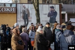 Чарга па гуманітарную дапамогу ад фонду Рыната Ахметава ў Данецку 15 студзеня 2015 году