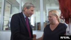 Johanes Han tokom posjete ranjenoj novinarki u redakciji dnevnika Vijesti