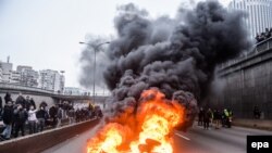Protest taksista protiv Ubera u Parizu, 26. januara 2016. godine