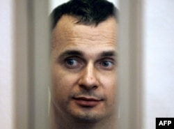 Oleh Sentsov in the defendant's cage in a Russian courtroom in July 2015