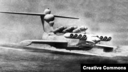 Sovjetski ekranoplan klase Lun, opremljen sa šest lansera raketa, za vrijeme testiranja na Kaspijskom moru.