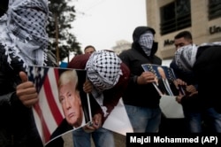 Палестинцы протестуют против решения президента Трампа перенести посольство США в Иерусалим.