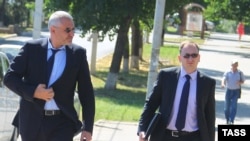 Адвокати Марк Фейгін (ліворуч) і Микола Полозов прямують до зали суду, де проходитиме засідання у справі Надії Савченко, Донецьк, Ростовська область, 30 липня 2015 року