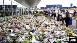 Cvijeće u čast žrtvama na aerodromu Schiphol u Amsterdamu ubrzo nakon tragedije. Skoro 200 od 298 poginulih u katastrofi bili su holandski državljani.