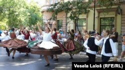 U Dužijancu se svi stanovnici uključuju bez obzira na naciju i veru, iako je to tradicija bunjevačkih Hrvata