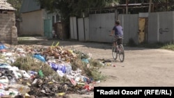 Партовгоҳе дар назди мактабе дар ноҳияи Рӯдаки. Акс аз соли 2019