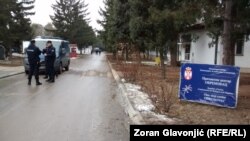 Policija u krugu izbegličkog kampa