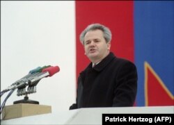 Slobodan Milošević u obraćanju masi u Beogradu 19. novembra 1988, nakon što su Albanci na Kosovu izašli na proteste protiv represije.