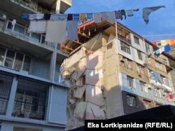 ფოტო არქივიდან: ჩამონგრეული სადარბაზო, ბათუმი