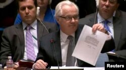 Віталій Чуркін демонструє копію звернення Януковича
