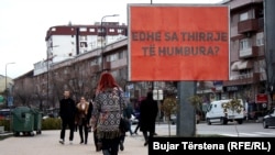Tri bilborda su postavljena u Prištini u znak sjećanja na dvije žene koje su ubili njihovi muževi.