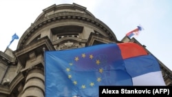 Zastave EU i Srbije vise ispred zgrade Vlade Srbije u Beogradu, fotoarhiv