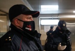 Полицейский в метро Москвы