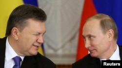 Tadašnji predsednik Ukrajine Viktor Janukovič (levo) namiguje ruskom kolegi Vladimiru Putinu, Moskva, Rusija, 17. decembra 2013.