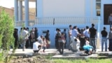Türkmenistanyň migrasiýa edaralarynyň biriniňöňünde nobata duran raýatlar (Arhiw suraty)
