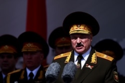 Александр Лукашенко выступает во время военного парада в Минске по случаю Дня Победы. 9 мая 2020 года