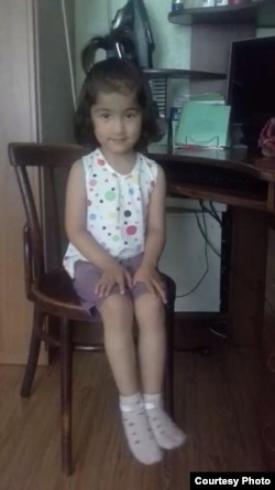 5-летняя Диёра Бахронова из Самарканда, которой диагностировали страшное заболевание – нейробластома (рак) левого надпочечника.