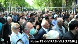 Газета приводит имена 23 человек, большинство из которых - руководители региональных офисов «Народного собрания»