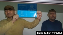 Max Boqaev (left) and Talghat Ayan in an Atyrau courtroom on October 18. 