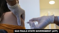 Volonter prima vakcinu kineske kompanije Sinovak protiv COVID-a 19 u Sao Paoulu, u trećoj fazi istraživanja