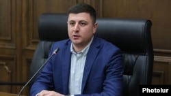 Armenia - Opposition lawmaker Tigran Abrahamian speaks at a news briefing in Yerevan, March 28, 2025.