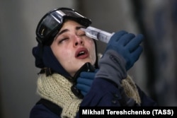 На знімку, зробленому Михайлом Терещенком, зображена жінка, яка вмивається під час застосування силовиками сльозогінного газу біля парламенту Грузії 7 грудня 2024 року