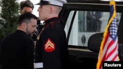 Ukrajinski predsednik Volodimir Zelenski odlazi pošto je otkazana konferencije za novinare s predsednikom SAD Donaldom Trampom posle njihovog žučnog sastanka u Ovalnoj kancelariji u Beloj kući 28. februara 2025.