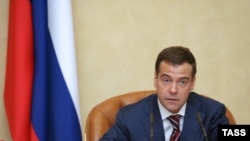 К шансам Дмитрия Медведева попасть на пост президента и в Думе, и за ее пределами относятся серьезно